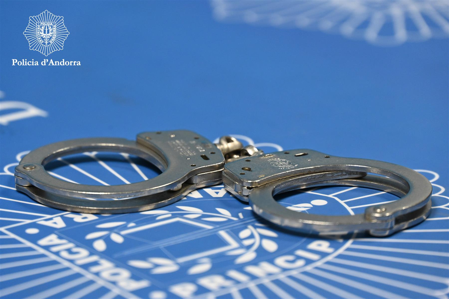 Detingut un conductor que circulava contra direcció amb una alcoholèmia de 2,61 i arrestat un home per tocaments a una noia