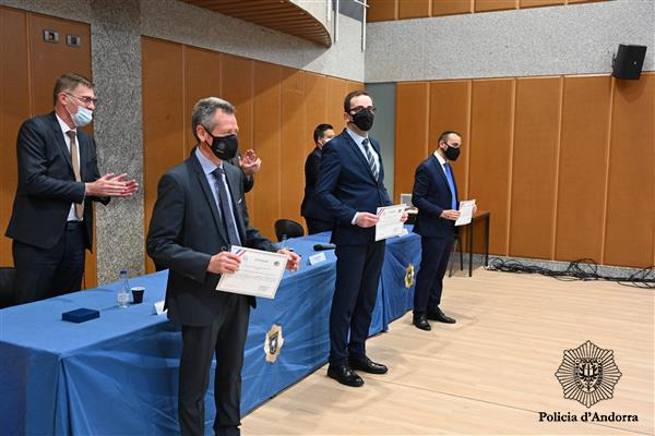 Formació. El Cos de Policia lliura els diplomes de la formació sobre jocs d'atzar.