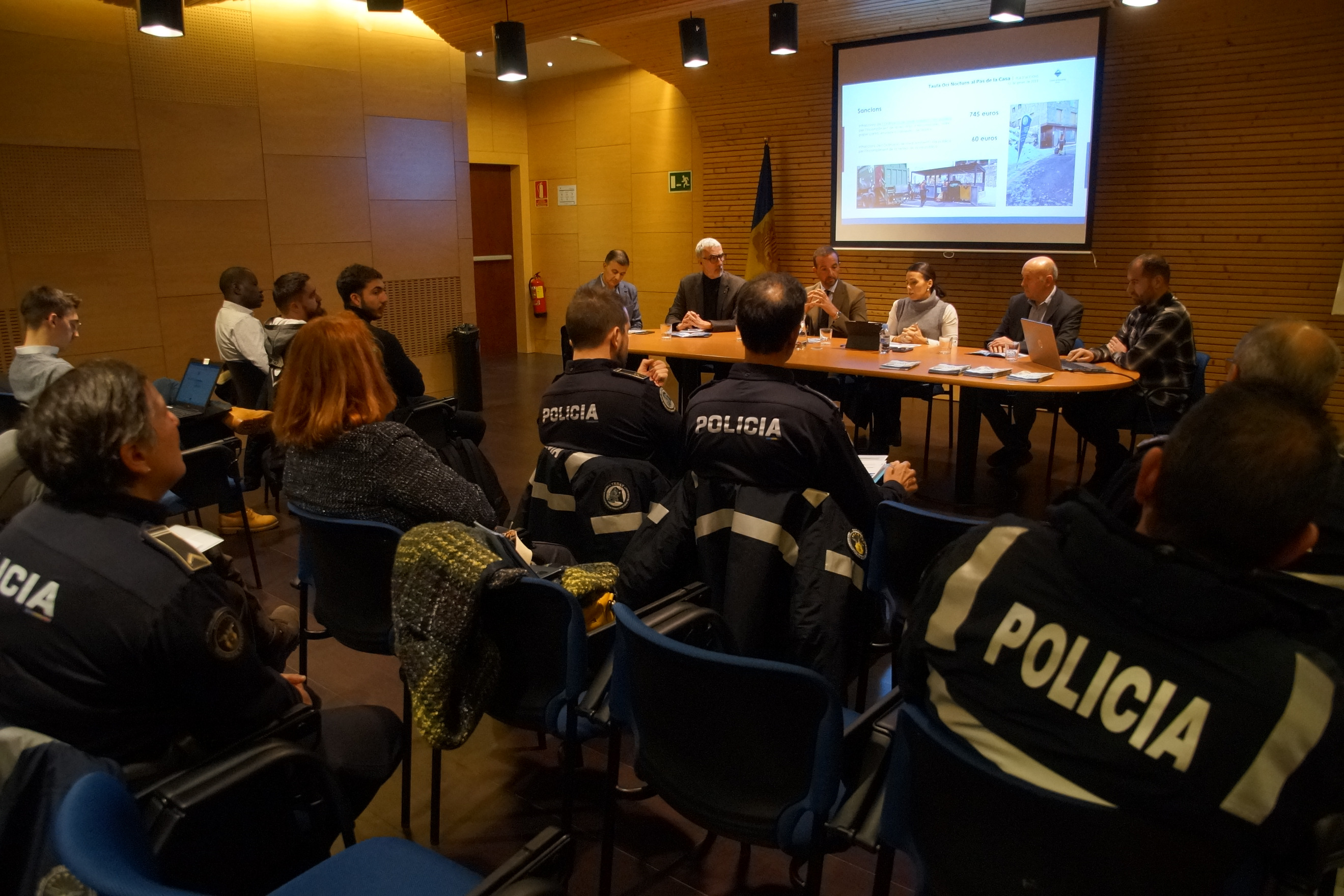 La Policia participa en la taula d’oci nocturn del Pas de la Casa, on es destaquen les millores aconseguides