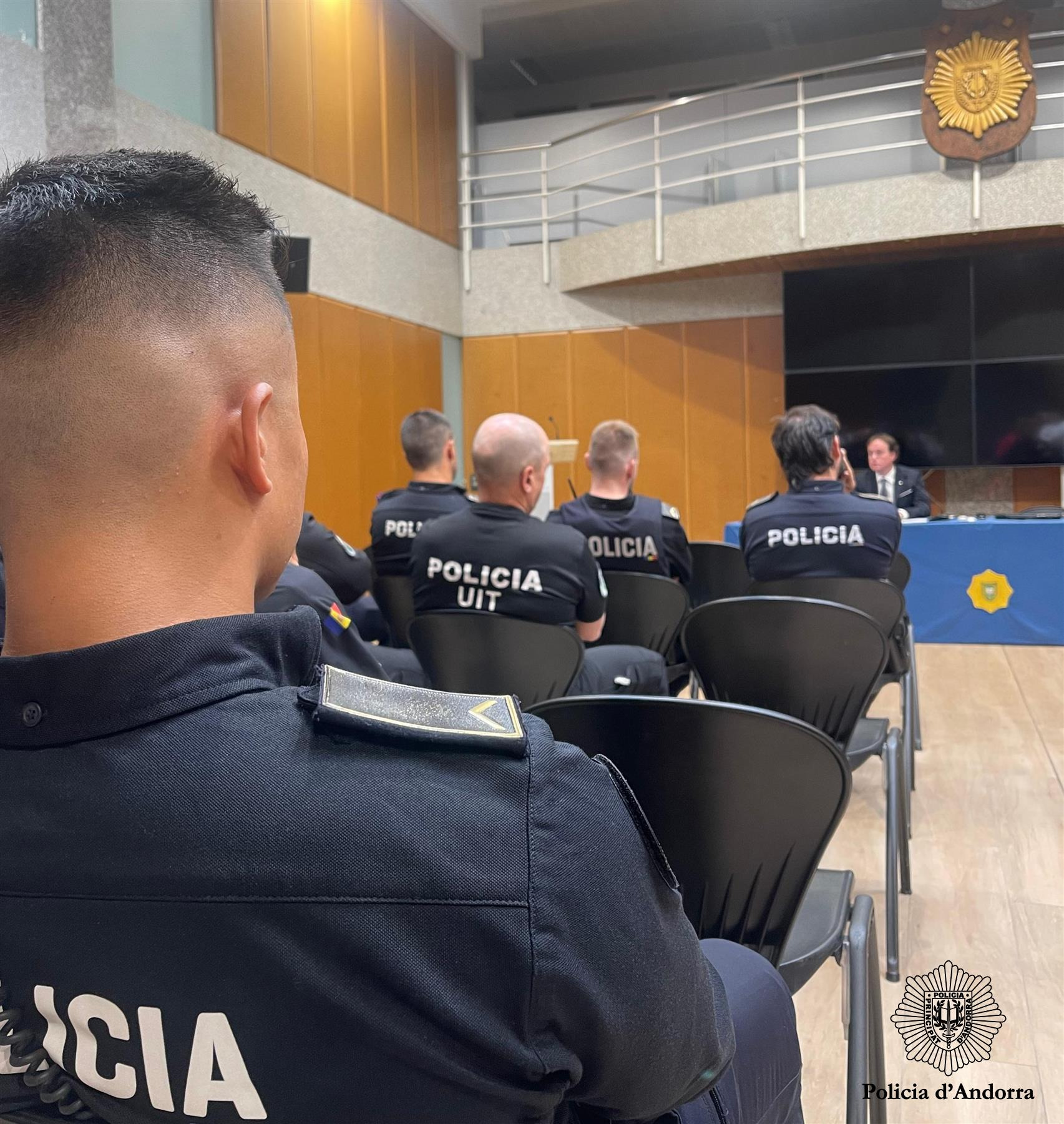 El magistrat especialitzat en violència sobre la dona, Víctor Correas, imparteix una conferència formativa a la Policia