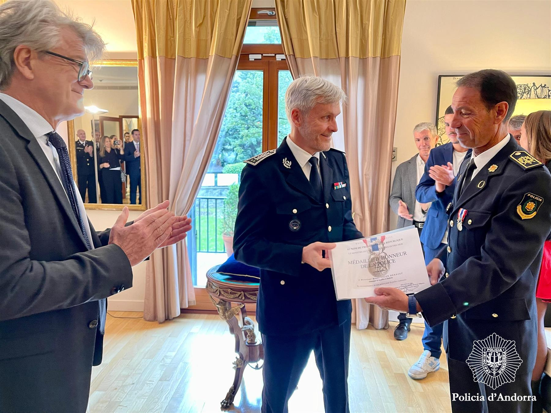 La Policia francesa condecora el director de la Policia andorrana amb la Medalla d’Honor en categoria or