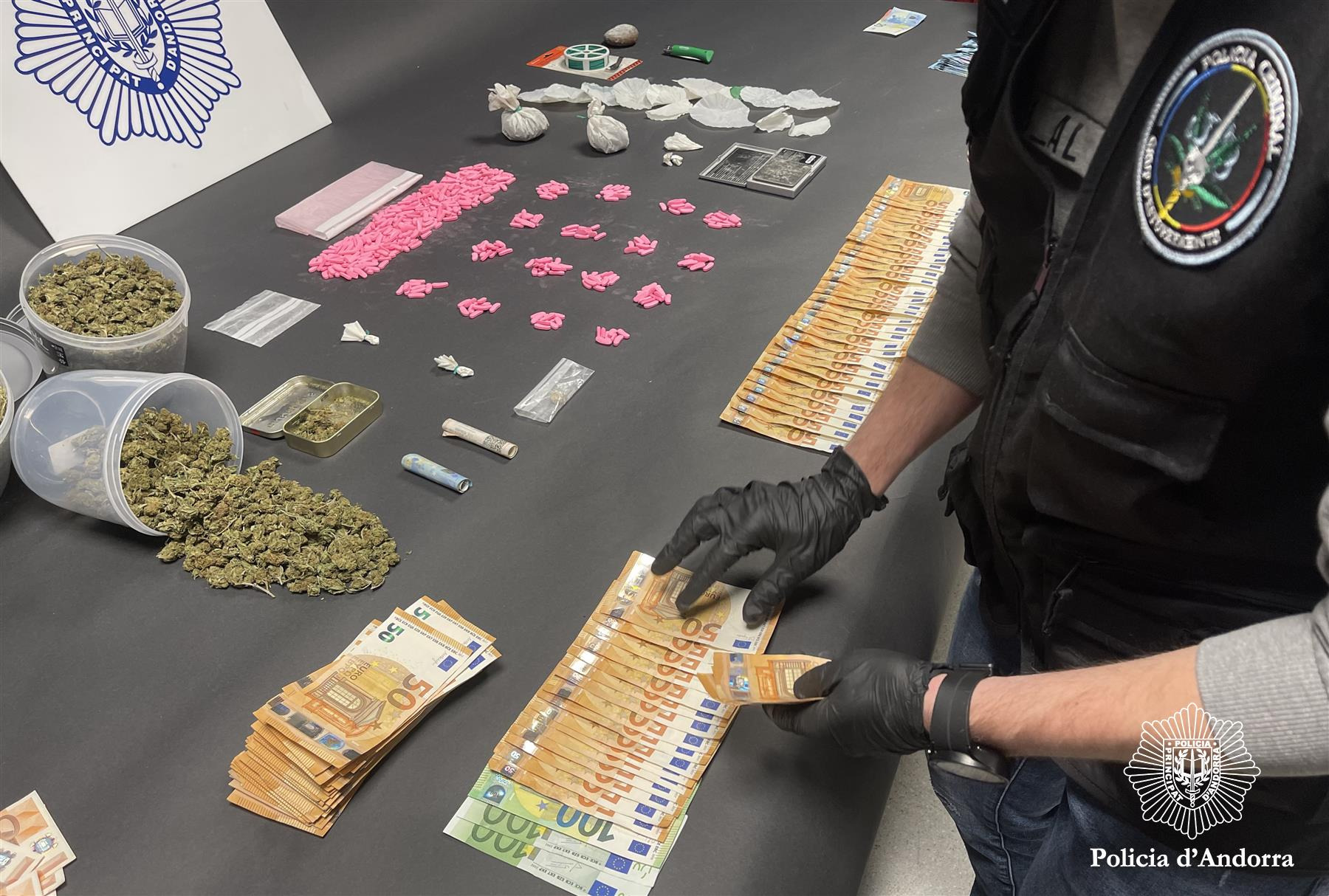 La Policia desmantella un important punt de venda de droga a Canillo amb tres detencions i el comís de més de 500 pastilles
