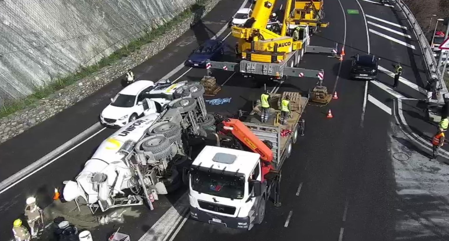 Balanç d'accidents de circulació: Un camió formigonera bolca a l'altura de la rotonda del túnel de les Dos Valires