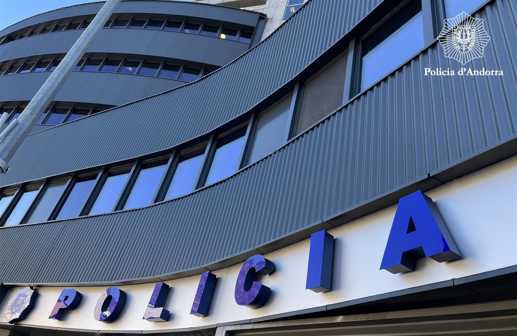 La Policia deté un home per agredir la parella i un altre per escalar per la canonada d’un edifici i accedir a diversos balcons