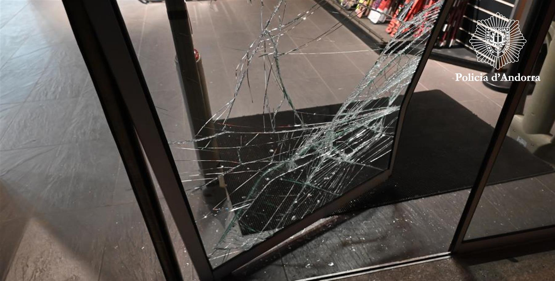 La Policia deté un home per un furt amb força a un comerç i danys a diversos vehicles