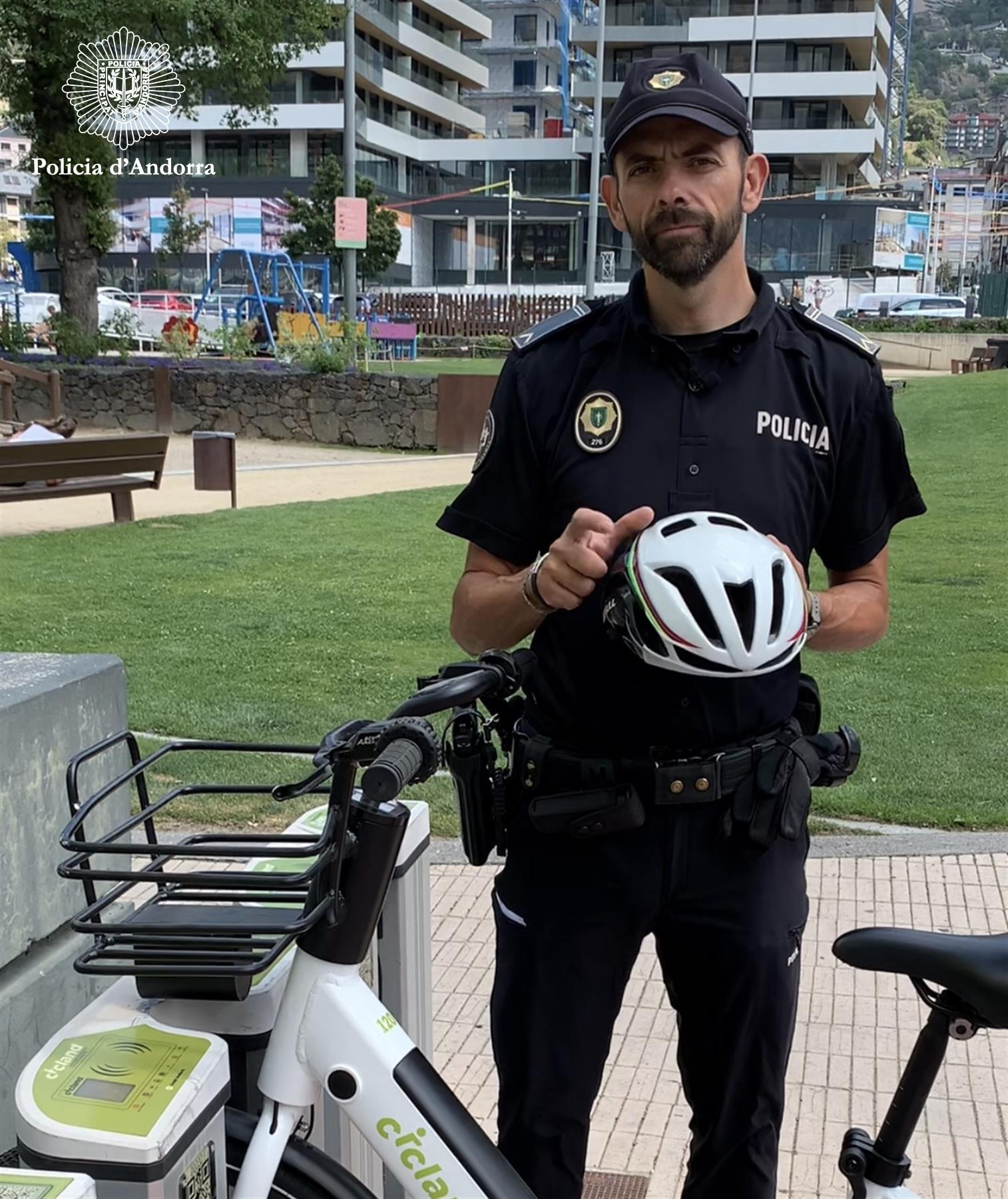 Et desplaces amb bicicleta? Et recordem les normes bàsiques de circulació