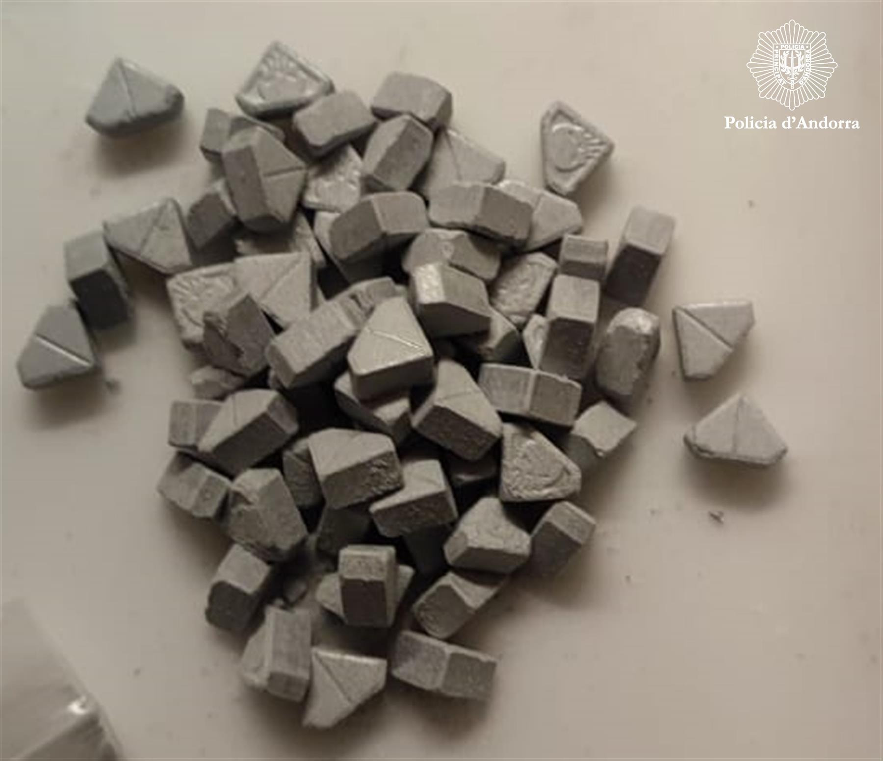 La Policia deté un home amb 70 pastilles d’èxtasi i troba més droga en el registre al domicili