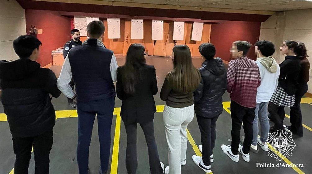 Alumnes del Lycée visiten la Policia per conèixer el funcionament i estructura del Cos